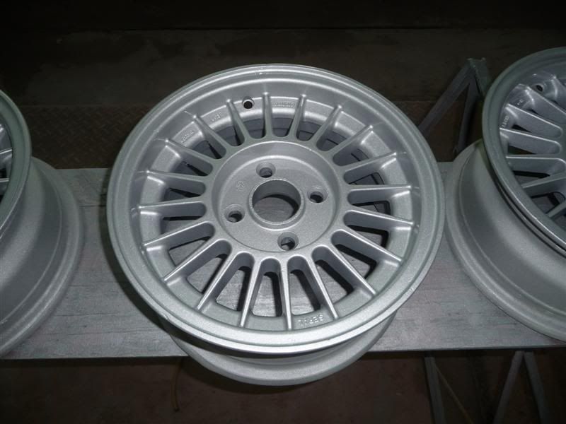 http://i405.photobucket.com/albums/pp133/Gonsapito/Restauracion%20BMW%202002%201972/P1080404.jpg