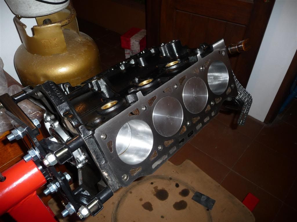 http://i405.photobucket.com/albums/pp133/Gonsapito/Restauracion%20BMW%202002%201972/P1090041.jpg