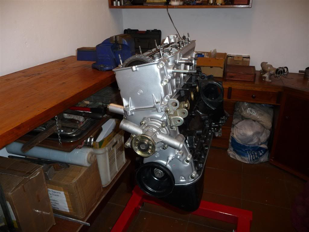 http://i405.photobucket.com/albums/pp133/Gonsapito/Restauracion%20BMW%202002%201972/P1090053.jpg