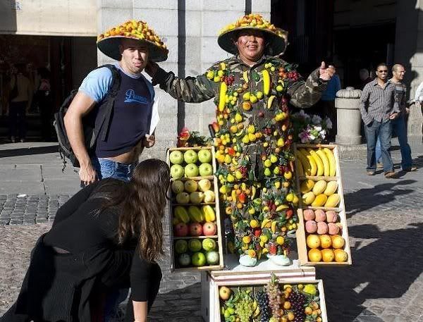 pics of statue selling fruits